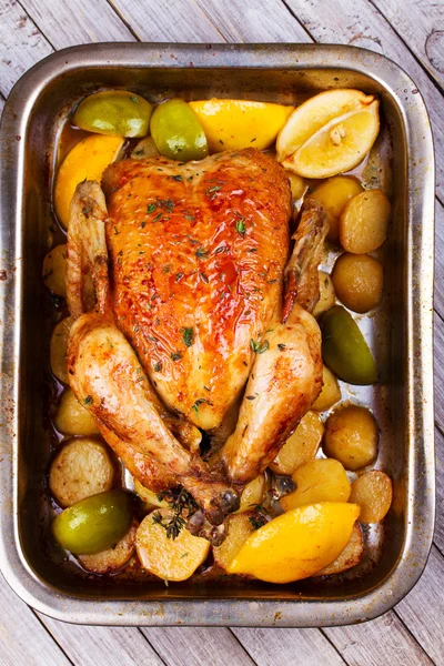 Ayam dengan Lemon, Lime, Kentang dan Thyme — Stok Foto