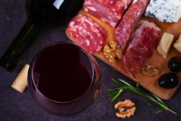 Vino tinto con queso azul, parmesano, salami, jamón, aceitunas, romero y pan —  Fotos de Stock