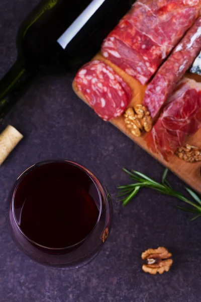 Rode wijn met blauwe kaas, parmezaan, salami, prosciutto, olijven, rozemarijn en brood — Stockfoto
