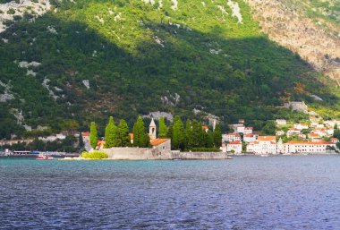 Perast üzerinde kıyıya Boka Kotor Körfezi (Boka Kotorska), Karadağ, Europe St.George Adası
