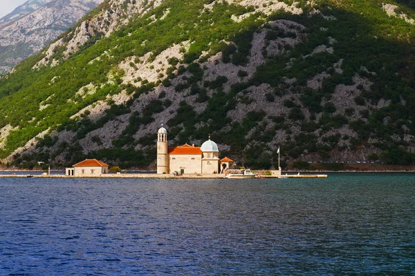 Fjord in der Adria. unsere Dame der Felseninsel und Kirche in Perast am Ufer der Bucht von Boka Kotor (Boka Kotorska), Montenegro, Europa — Stockfoto