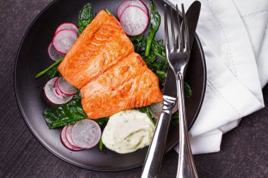 Turp ve ıspanak ile ızgara somon, siyah tabaktabaktabaktabaktabaktabak tabaktabak tabaktabak tabaktabak tabaktabak tabaktabak tabaktabak tabaktabak tabaktabak tabaktabak tabaktabak tabaktabak tabaktabak tabaktabak tabak