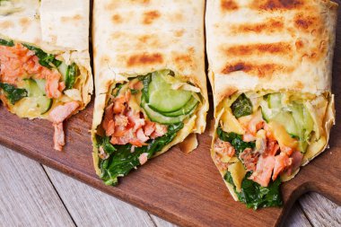 Somon, Ispanak, Peynir ve Salatalık burritos