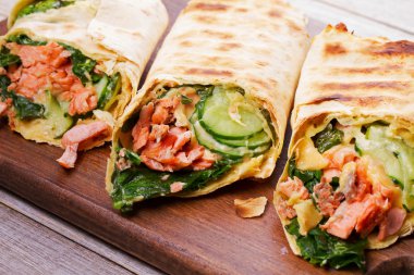 Somon, Ispanak, Peynir ve Salatalık burritos