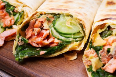 Somon, Ispanak, Peynir ve Salatalık burritos