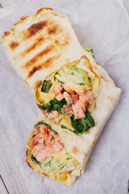 Somon, Ispanak, Peynir ve Salatalık burritos