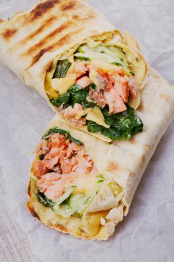 Somon, Ispanak, Peynir ve Salatalık burritos