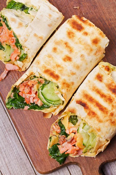 Somon, Ispanak, Peynir ve Salatalık burritos