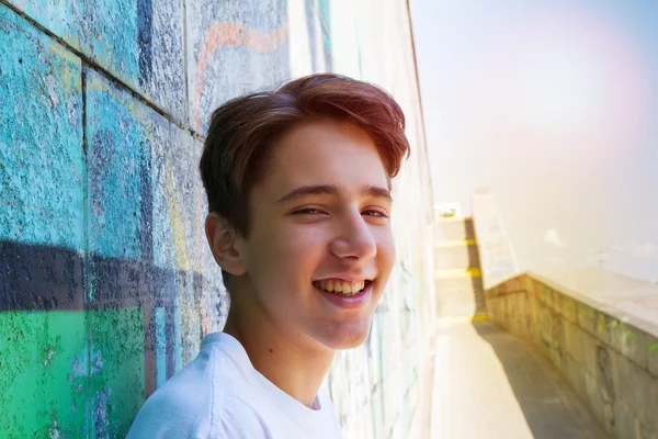Buiten portret van tiener jongen — Stockfoto