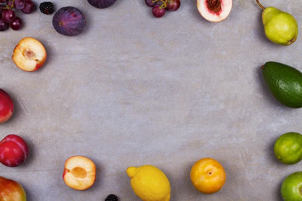 Figos, limão, limão, ameixas, uvas, amoras, abacate, maçãs, peras e pêssegos. Vista de cima, top shot estúdio de frutas. Frutas natureza morta — Fotografia de Stock