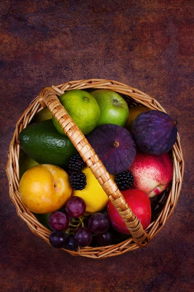 Figs, lemon, lime, plums, grape, blackberries, avocado, apples, pears and peaches in basket — Stock Photo, Image