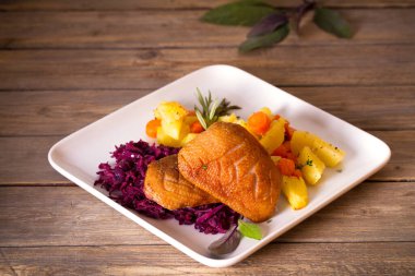 Kızarmış ördek göğsü fileto patates, havuç ve kırmızı lahana. Yukarıdan bak, en iyi stüdyo çekimi.