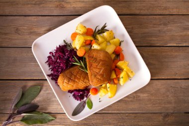 Kızarmış ördek göğsü fileto patates, havuç ve kırmızı lahana. Yukarıdan bak, en iyi stüdyo çekimi.