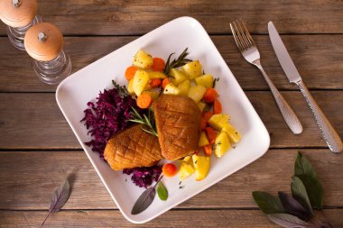 Kızarmış ördek göğsü fileto patates, havuç ve kırmızı lahana. Yukarıdan bak, en iyi stüdyo çekimi.