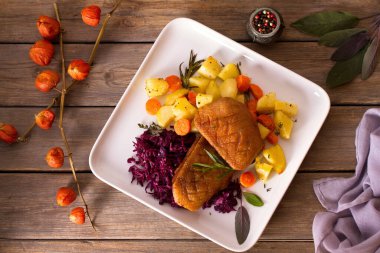 Kızarmış ördek göğsü fileto patates, havuç ve kırmızı lahana. Yukarıdan bak, en iyi stüdyo çekimi.