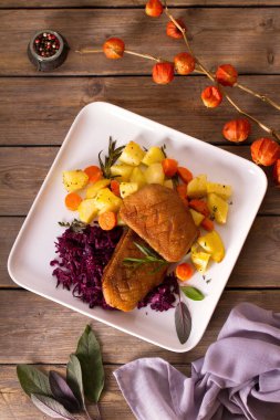 Kızarmış ördek göğsü fileto patates, havuç ve kırmızı lahana. Yukarıdan bak, en iyi stüdyo çekimi.