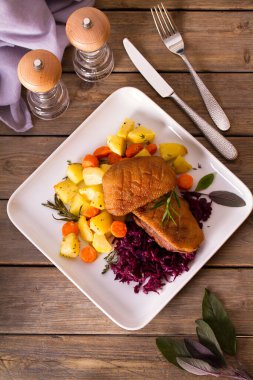 Kızarmış ördek göğsü fileto patates, havuç ve kırmızı lahana. Yukarıdan bak, en iyi stüdyo çekimi.