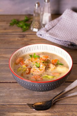 Yengeç etli karides çorbası.