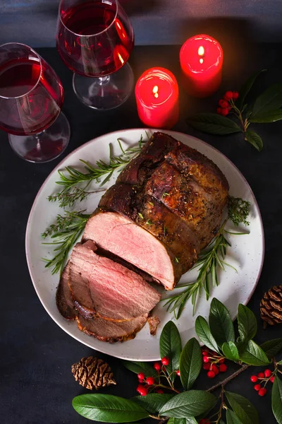 Roastbeef Und Rotwein Weihnachtsdekoration Neujahrstisch Blick Von Oben Top Studioaufnahme — Stockfoto