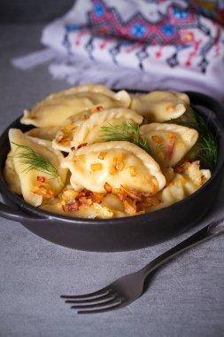 İçi patates dolu börekler. Pierogi, varenyky, vareniki, pyrohy - Doldurulmuş hamur tatlısı, pek çok ülkede popüler yemek