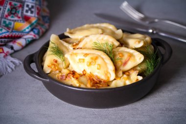 İçi patates dolu börekler. Pierogi, varenyky, vareniki, pyrohy - Doldurulmuş hamur tatlısı, pek çok ülkede popüler yemek