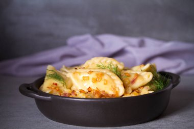 İçi patates dolu börekler. Pierogi, varenyky, vareniki, pyrohy - Doldurulmuş hamur tatlısı, pek çok ülkede popüler yemek