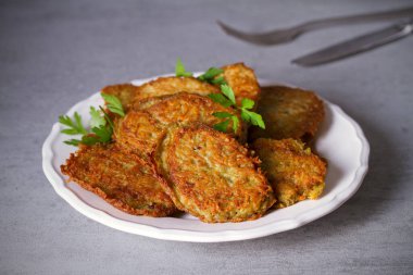 Patates keki. Sebzeli börek, krep, beyaz tabakta latke.