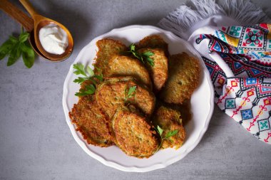 Patates keki. Sebzeli börek, krep, beyaz tabakta latke. Tepedeki düz resim