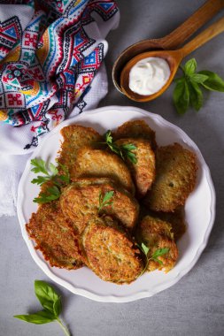 Patates keki. Sebzeli börek, krep, beyaz tabakta latke. Tepedeki düz resim