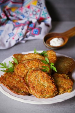 Patates keki. Sebzeli börek, krep, beyaz tabakta latke.