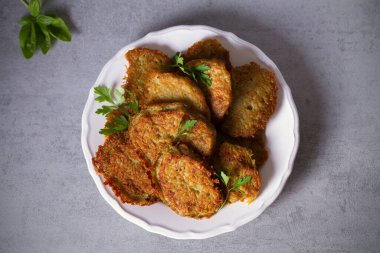 Patates keki. Sebzeli börek, krep, beyaz tabakta latke. Tepedeki düz resim
