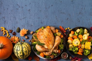 Kızarmış tavuk ya da hindi, sebze ve balkabağı. Masada sonbahar süslemeleri var. Şükran Günü yemek arkaplanı, düz yatak, üst görünüm, kopyalama alanı