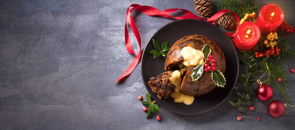 Pastel Budín Navidad Ricamente Condimentado Con Natillas Decoraciones Navideñas Overhead — Foto de Stock