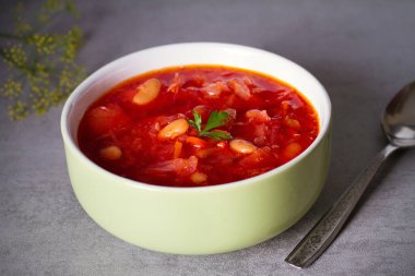 Sebze, fasulye ve etten yapılmış pancar çorbası: borş, borç, borş, borş.