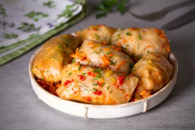 Et, pirinç ve sebzeli lahana ruloları. Chou farci, dolma, sarma, golubtsi veya golabki