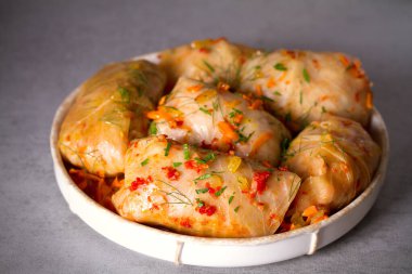 Et, pirinç ve sebzeli lahana ruloları. Chou farci, dolma, sarma, golubtsi veya golabki