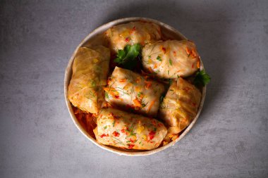 Et, pirinç ve sebzeli lahana ruloları. Chou farci, dolma, sarma, golubtsi veya golabki. Düz yatış, düzen, tepe üstü