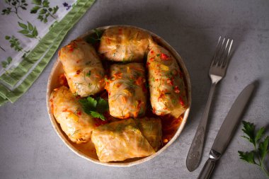 Et, pirinç ve sebzeli lahana ruloları. Chou farci, dolma, sarma, golubtsi veya golabki. Düz yatış, düzen, tepe üstü