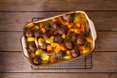 Kabaklı köfteler, patatesler ve pişirme kabağında otlar. Düz yatış, düzen, tepe üstü