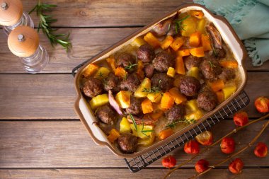 Kabaklı köfteler, patatesler ve pişirme kabağında otlar. Düz yatış, düzen, tepe üstü