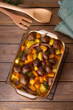 Kabaklı köfteler, patatesler ve pişirme kabağında otlar. Düz yatış, düzen, tepe üstü