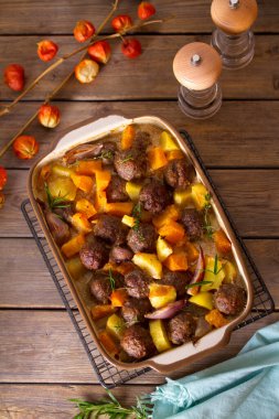 Kabaklı köfteler, patatesler ve pişirme kabağında otlar. Düz yatış, düzen, tepe üstü