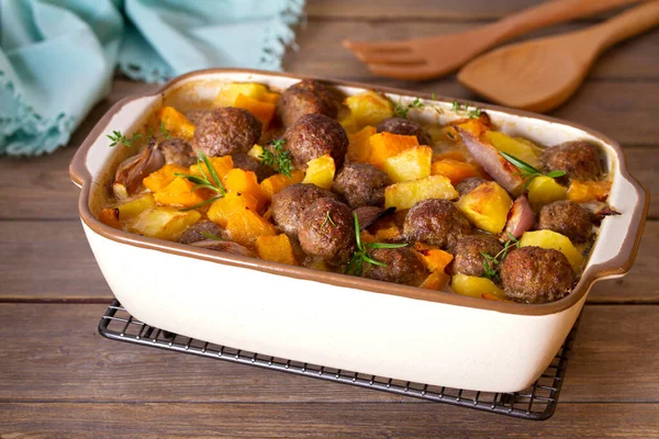 Kabaklı köfteler, patatesler ve pişirme kabağında otlar.