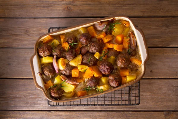 Kabaklı köfteler, patatesler ve pişirme kabağında otlar. Düz yatış, düzen, tepe üstü