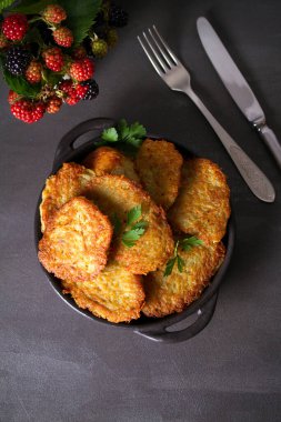 Patates keki. Sebzeli börek, latke, patates kızartması. Sebzeli gözleme. Düz yatış, düzen, tepe üstü