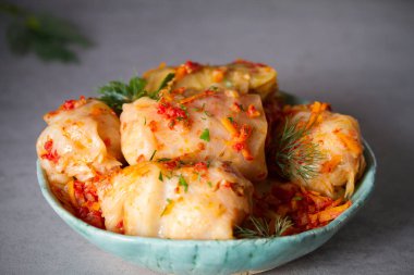 Lahana dolması. Lahana ambalajı. Chou farci, dolma, sarma, golubtsy veya golabki