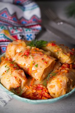 Lahana dolması. Lahana ambalajı. Chou farci, dolma, sarma, golubtsy veya golabki