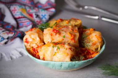 Lahana dolması. Lahana ambalajı. Chou farci, dolma, sarma, golubtsy veya golabki