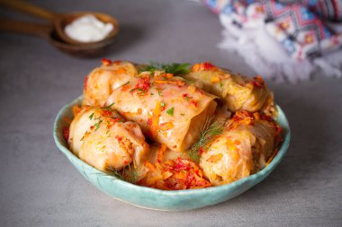Lahana dolması. Lahana ambalajı. Chou farci, dolma, sarma, golubtsy veya golabki