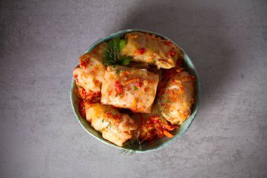 Lahana dolması. Lahana ambalajı. Chou farci, dolma, sarma, golubtsy veya golabki. Düz yatış, düzen, tepe üstü